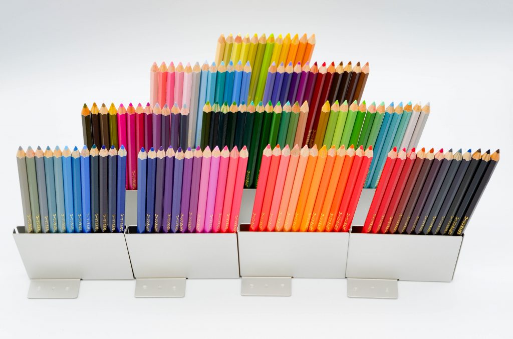いろえんぴつたて使用例 コーリン色鉛筆120色を並べた写真